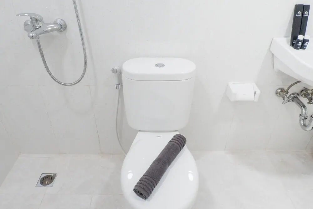 Сурабая: Comfortable And Serene 2Br Apartment With Maid Room At Taman Beverly