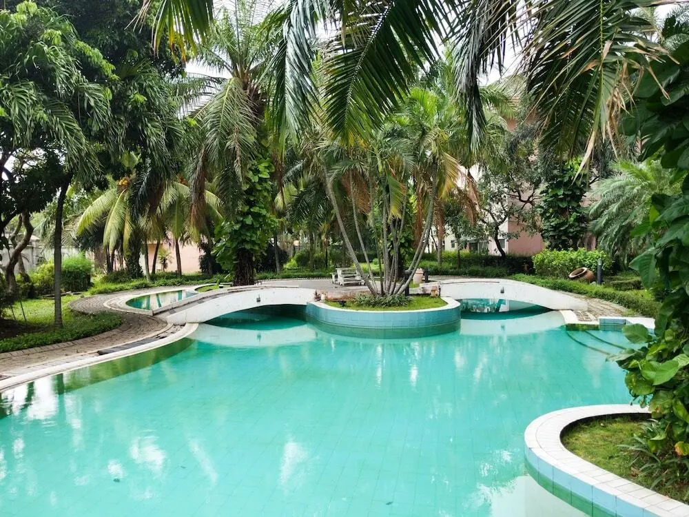 Сурабая: Comfortable And Serene 2Br Apartment With Maid Room At Taman Beverly