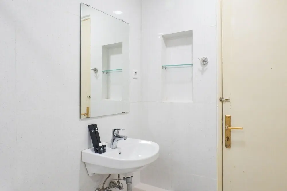 Сурабая: Comfortable And Serene 2Br Apartment With Maid Room At Taman Beverly