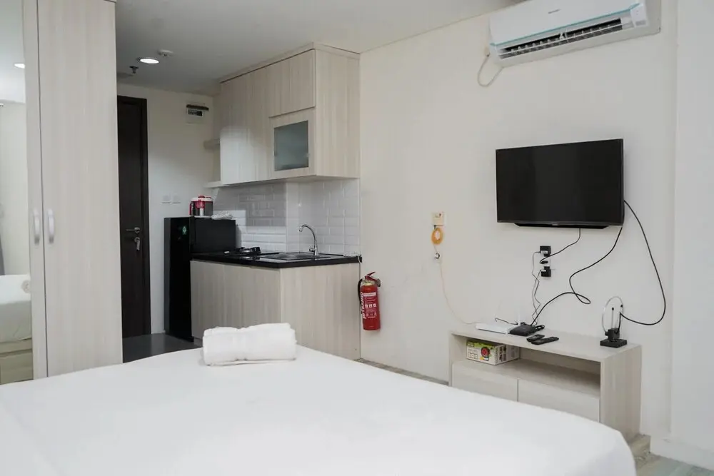 Южный Тангеранг: Warm And Cozy Studio Bintaro Icon Apartment