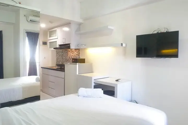 Сурабая: Cozy Living Studio Apartment At Puri Mas