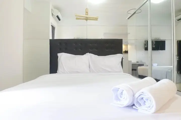 Сурабая: Cozy Living Studio Apartment At Puri Mas