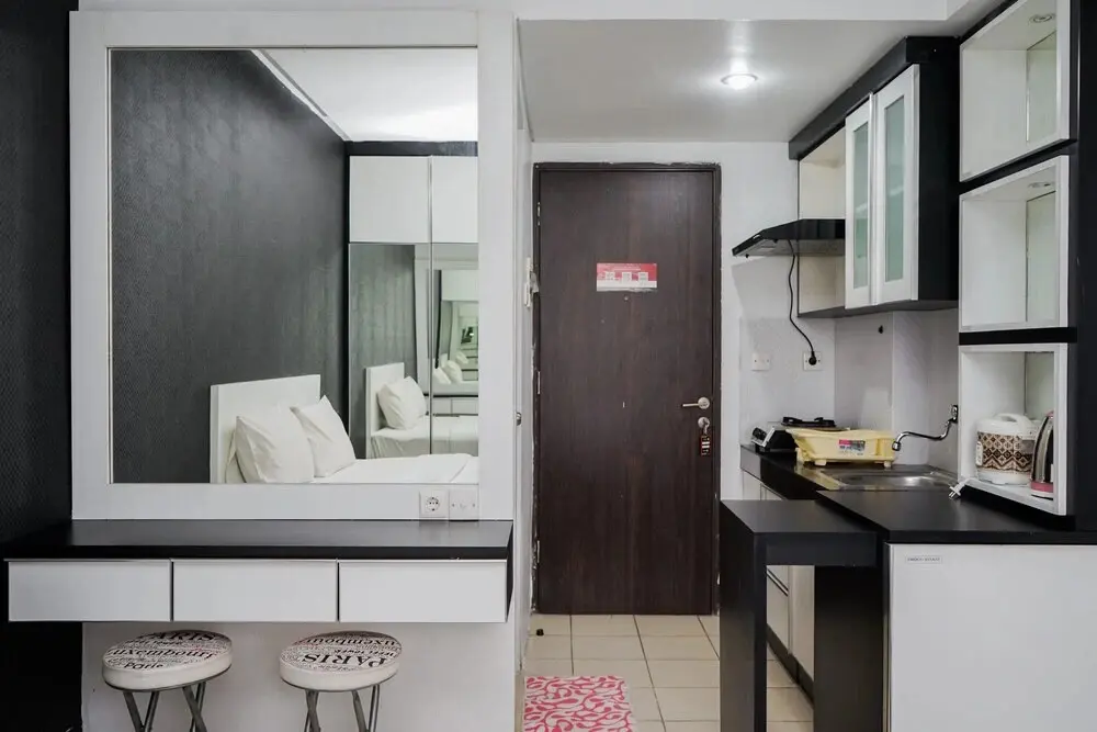 Южный Тангеранг: Simply Monochrome And Minimalist Studio At Serpong Greenview Apartment