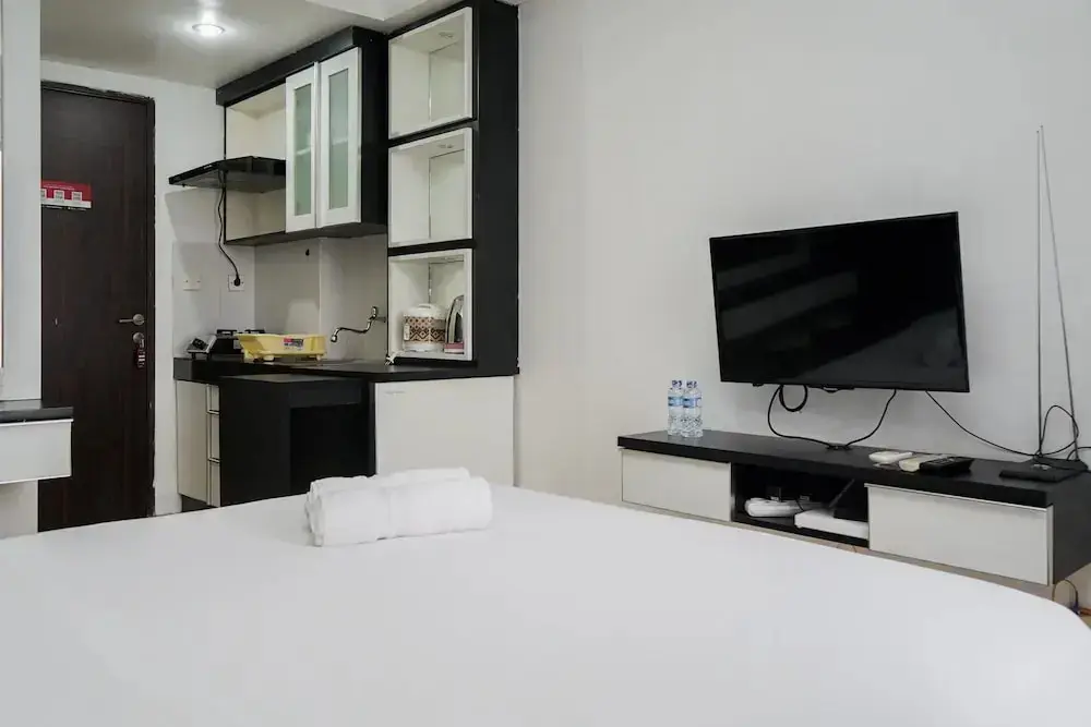 Южный Тангеранг: Simply Monochrome And Minimalist Studio At Serpong Greenview Apartment