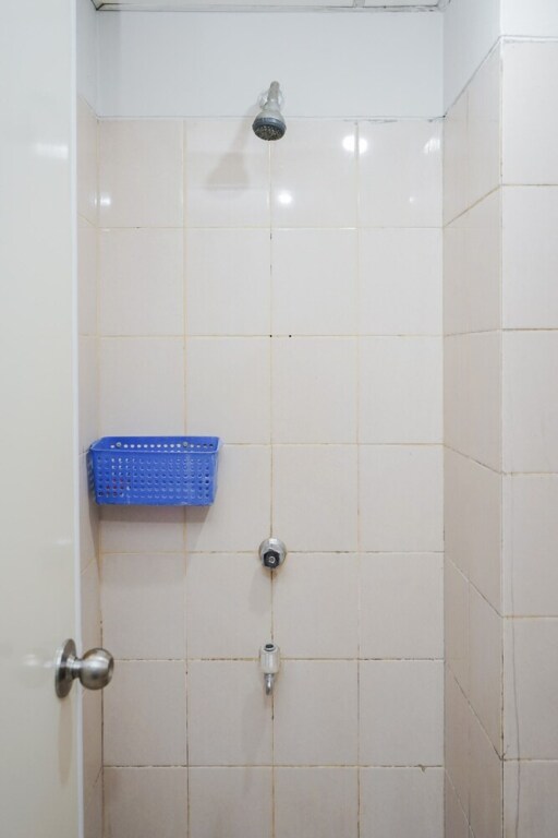 Южный Тангеранг: Simply Monochrome And Minimalist Studio At Serpong Greenview Apartment