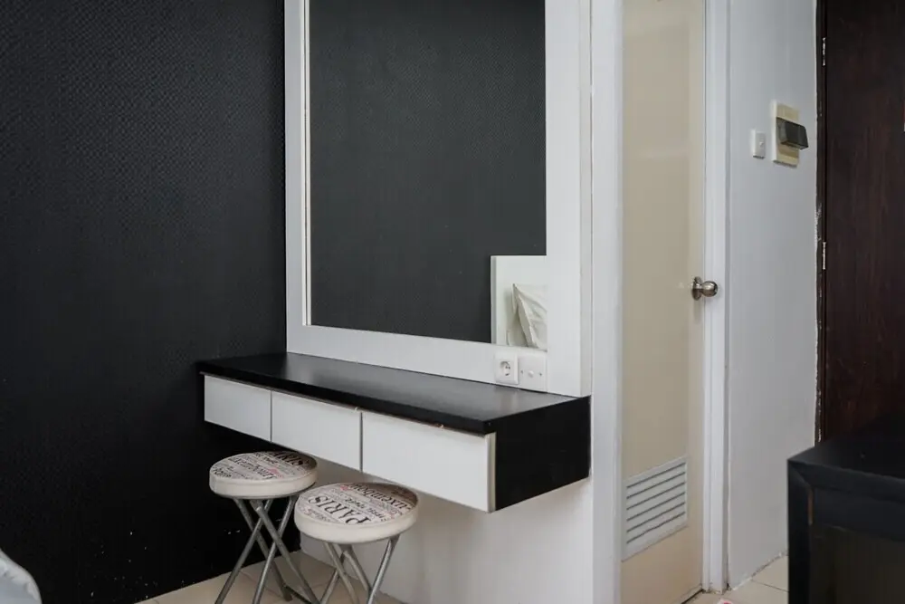Южный Тангеранг: Simply Monochrome And Minimalist Studio At Serpong Greenview Apartment