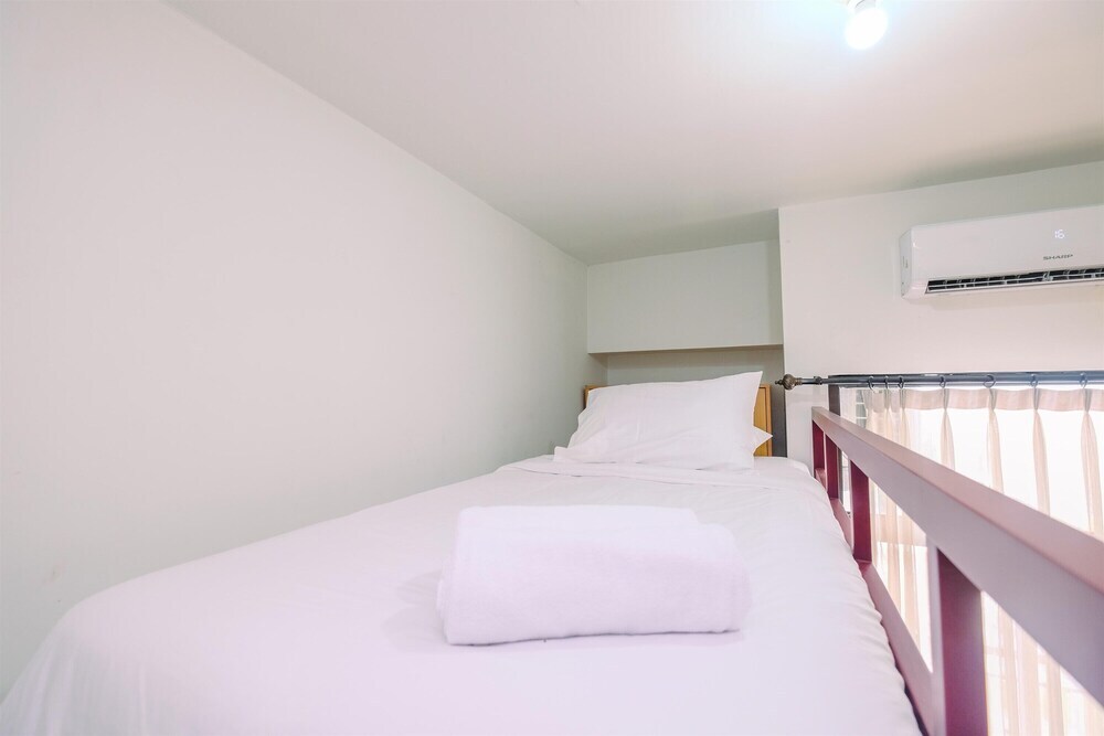 Депок: Comfortable Studio Room At Dave Apartment