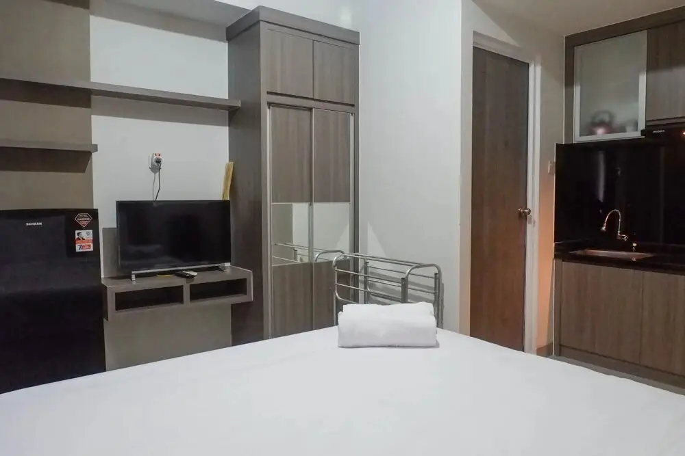 Сурабая: Vibrant Elegant Studio Room at Taman Melati Surabaya Apartment