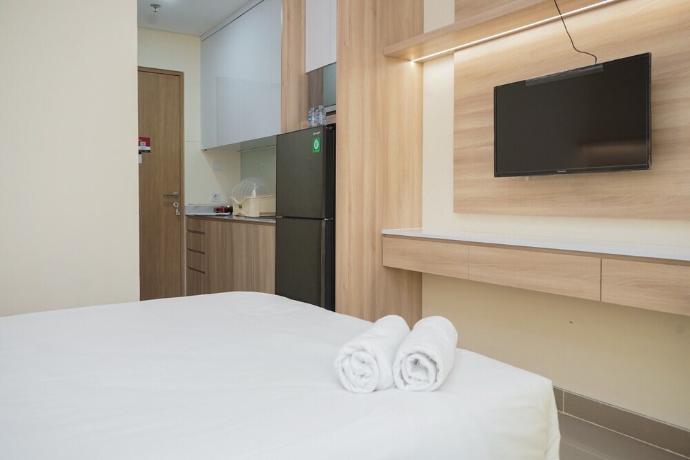 Legok: Cozy And Simply Studio Room At B Residence Apartment