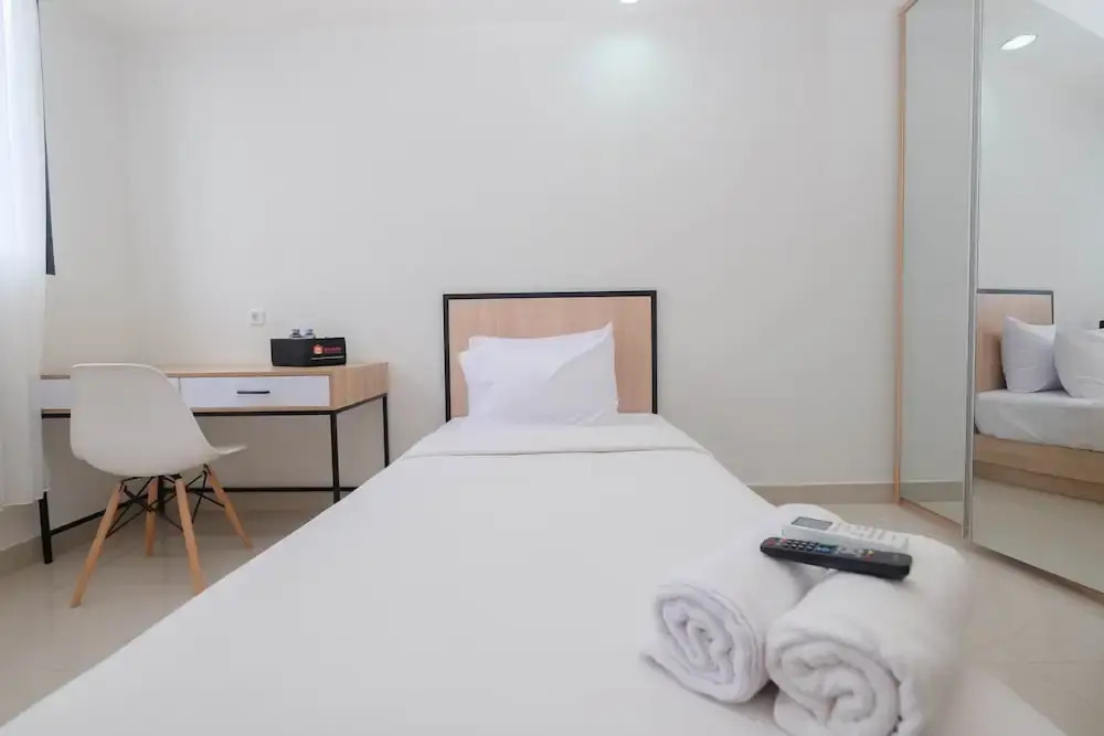 Депок: Pleasurable Studio at Evenciio Apartment near Campus Area