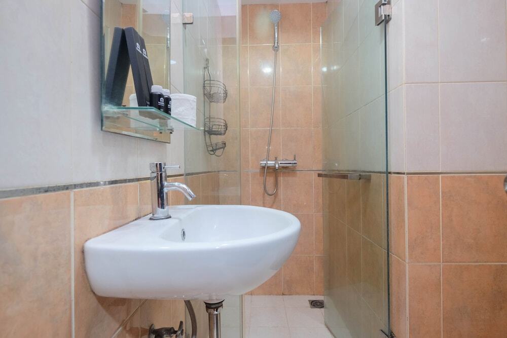 Джакарта: Homey and Nice Studio at Tamansari Sudirman Apartment