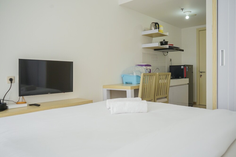 Legok: High Floor and Minimalist Studio Apartment at M-Town Residence