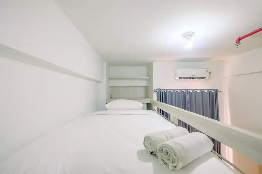 Депок: Comfortable and Cozy Living Studio Room at Dave Apartment