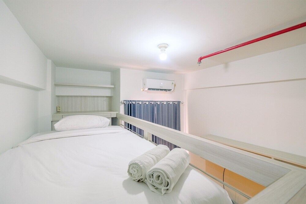 Депок: Comfortable and Cozy Living Studio Room at Dave Apartment