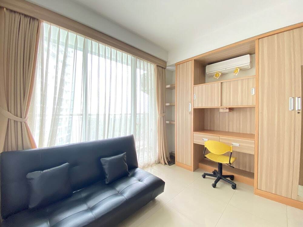 Бандунг: Stylish & Comfy Studio at Dago Suites Apartment