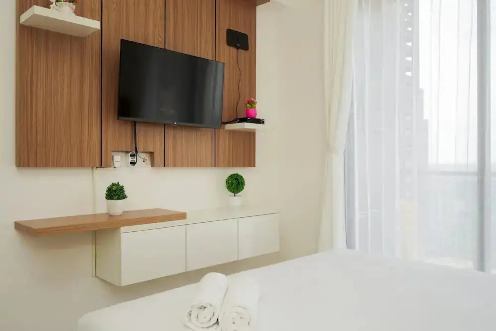 Legok: Well Appointed and Homey Studio at Sky House BSD Apartment
