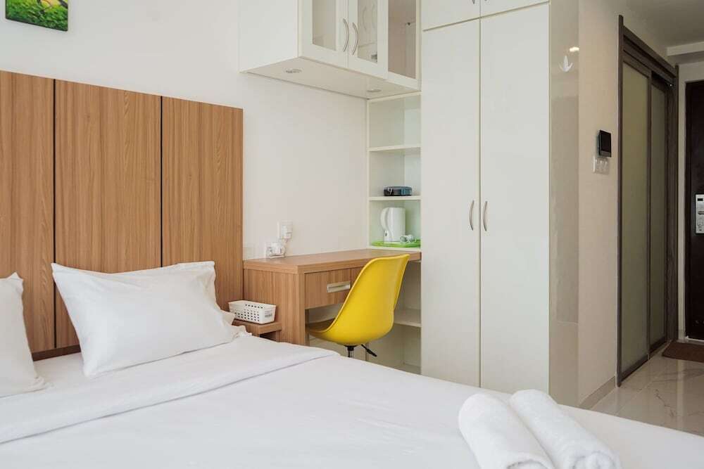 Legok: Well Appointed and Homey Studio at Sky House BSD Apartment