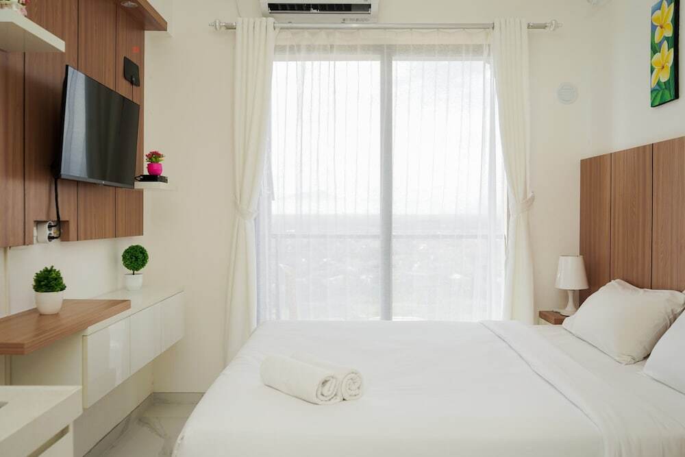 Legok: Well Appointed and Homey Studio at Sky House BSD Apartment