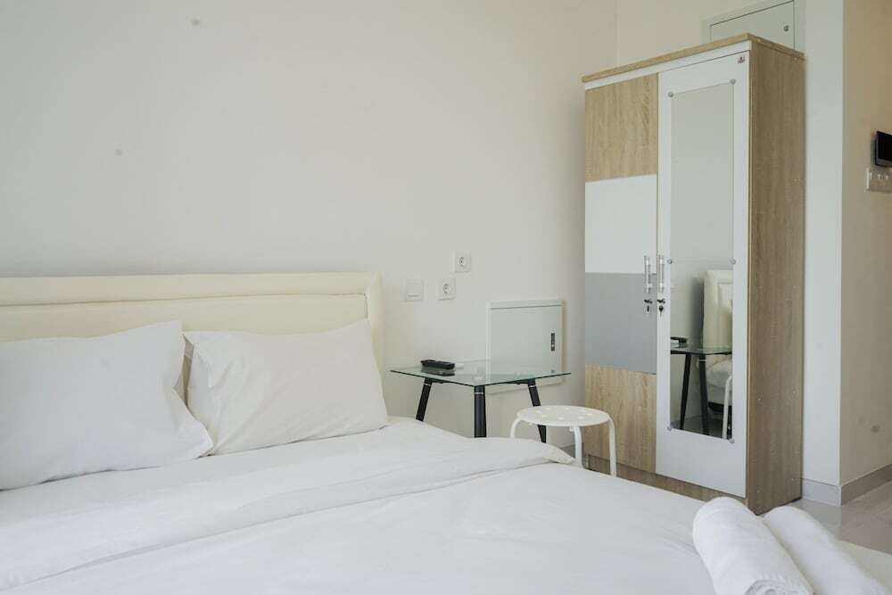 Legok: Elegant and Homey Studio at Sky House BSD Apartment