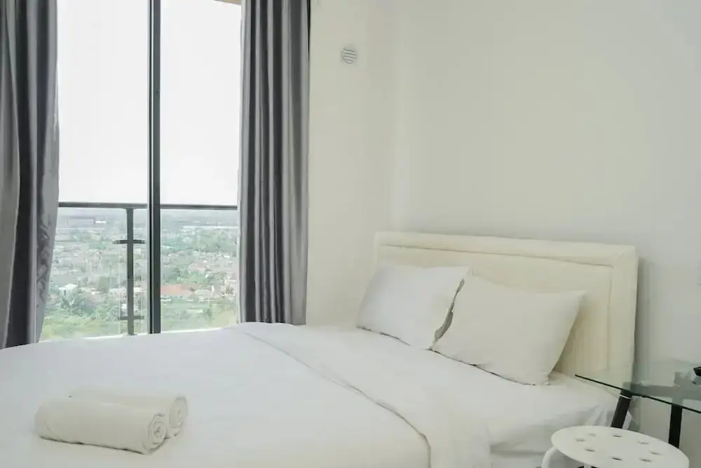 Legok: Elegant and Homey Studio at Sky House BSD Apartment