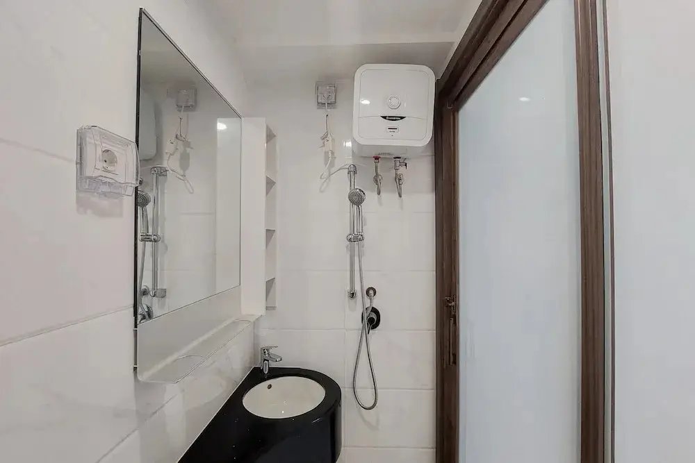 Legok: Elegant and Homey Studio at Sky House BSD Apartment