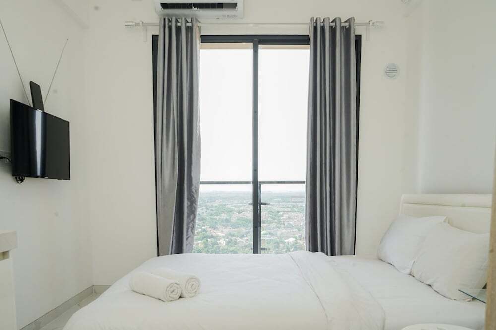 Legok: Elegant and Homey Studio at Sky House BSD Apartment