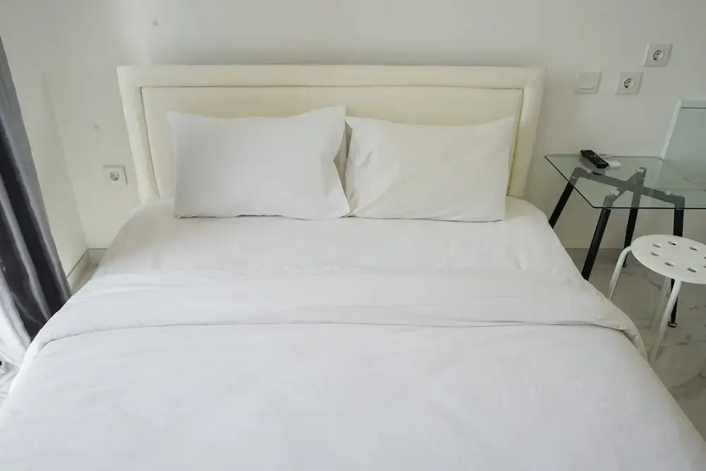 Legok: Elegant and Homey Studio at Sky House BSD Apartment