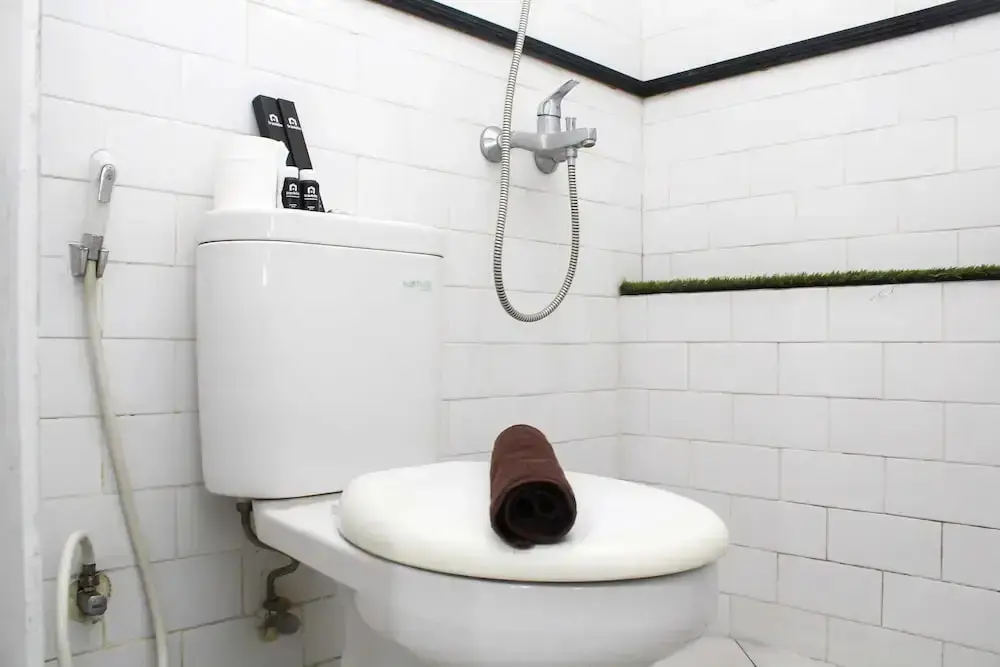 Джакарта: White and Nice 1BR at Bassura City Apartment