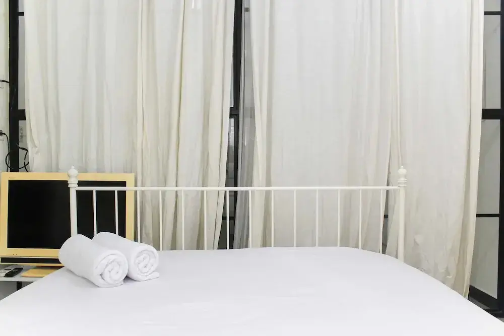 Джакарта: White and Nice 1BR at Bassura City Apartment