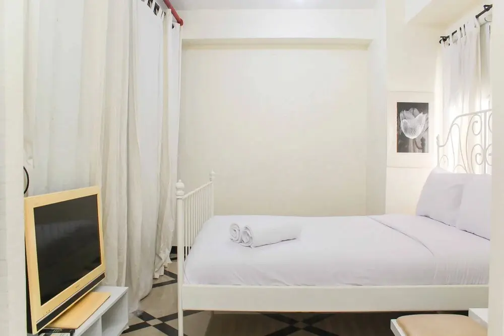 Джакарта: White and Nice 1BR at Bassura City Apartment