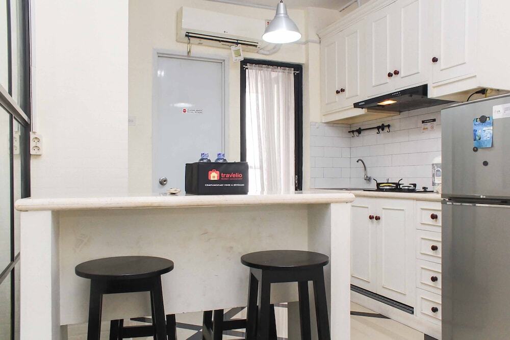 Джакарта: White and Nice 1BR at Bassura City Apartment