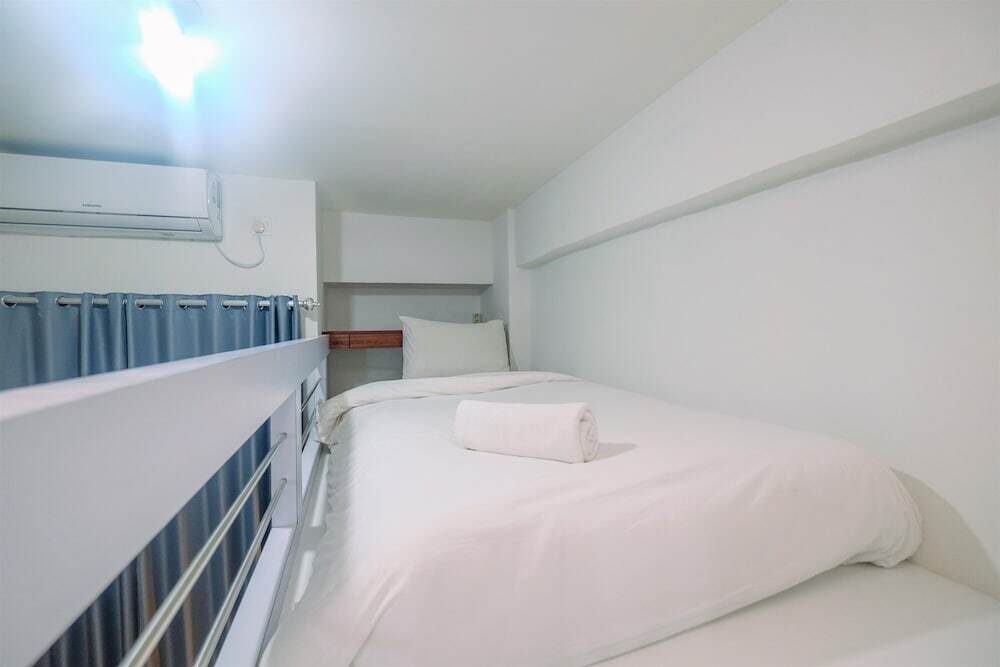 Депок: Homey and Comfort Living Studio Room at Dave Apartment
