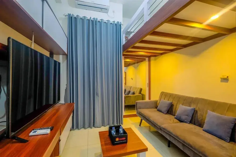 Депок: Homey and Comfort Living Studio Room at Dave Apartment