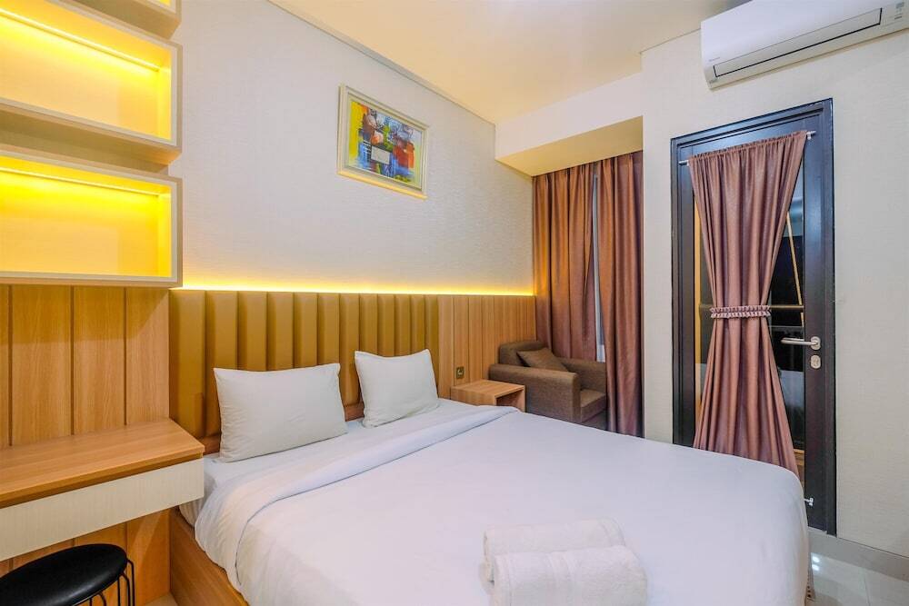 Депок: Homey and Stylish Studio Room at Transpark Cibubur Apartment