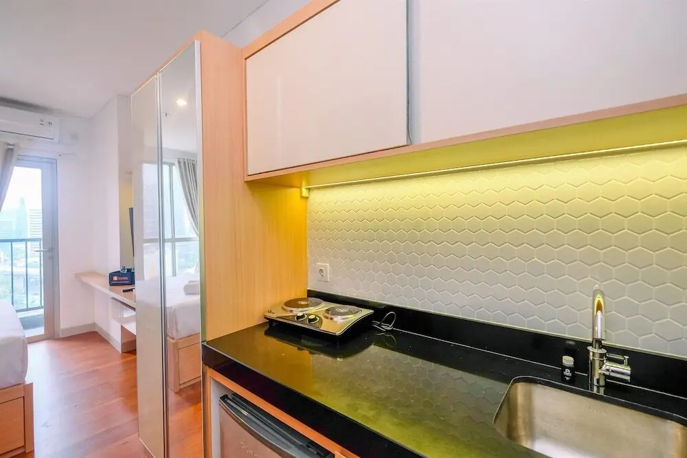 Джакарта: Nice and Elegant Studio at Ciputra World 2 Apartment