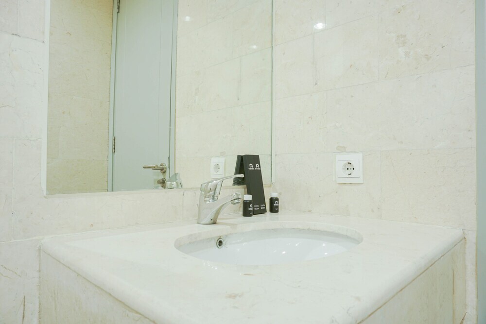 Джакарта: Fully Furnished 1BR with Working Room at The Empyreal Apartment