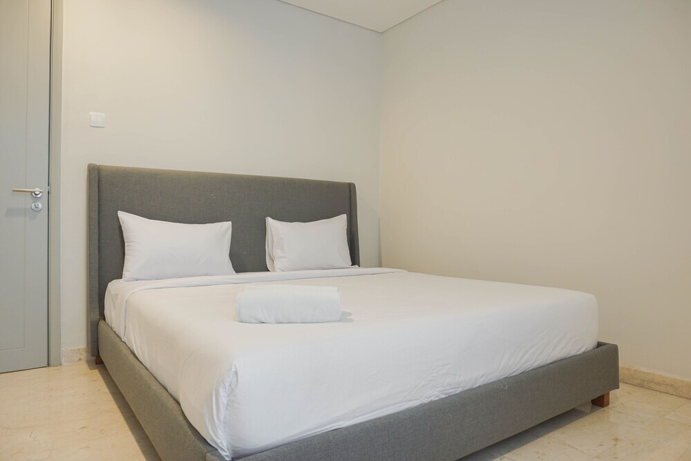 Джакарта: Fully Furnished 1BR with Working Room at The Empyreal Apartment