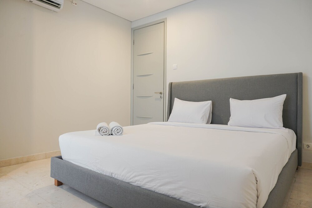 Джакарта: Fully Furnished 1BR with Working Room at The Empyreal Apartment