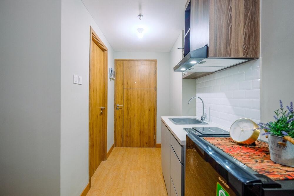 Бекаси: Comfortable Pool View Studio Room At Gateway Park Lrt City Bekasi Apartment