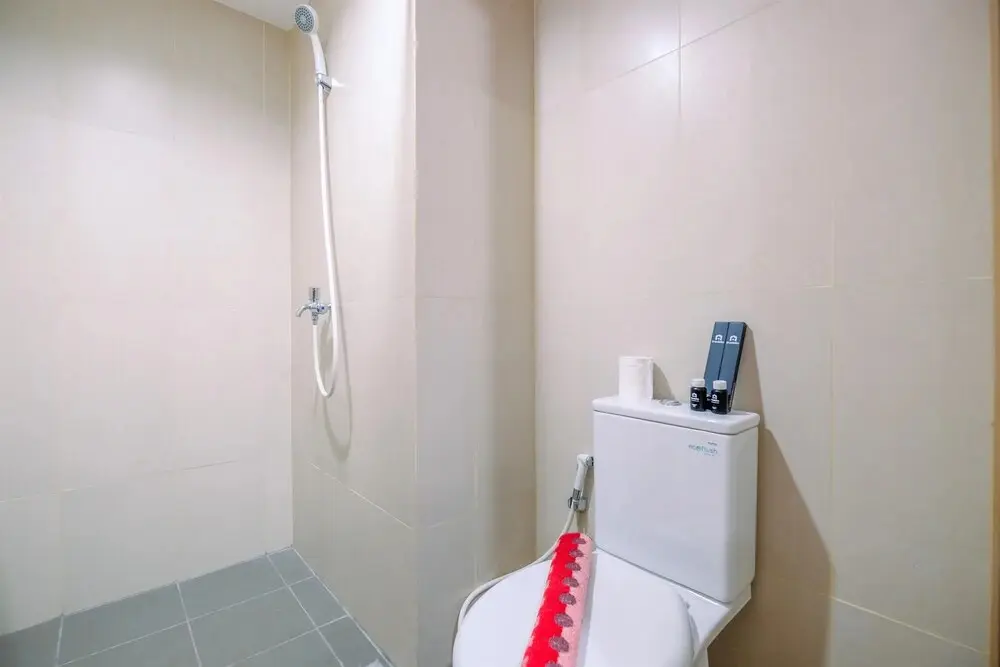 Бекаси: Comfortable Pool View Studio Room At Gateway Park Lrt City Bekasi Apartment