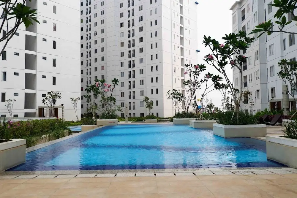 Джакарта: Minimalist and Warm 2BR Bassura City Apartment