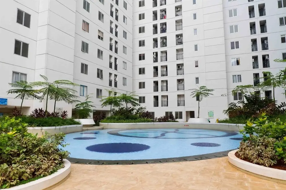 Джакарта: Minimalist and Warm 2BR Bassura City Apartment