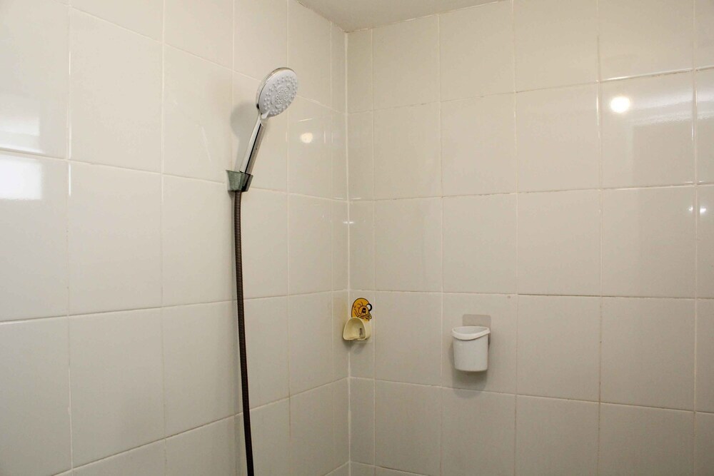 Джакарта: Minimalist and Warm 2BR Bassura City Apartment