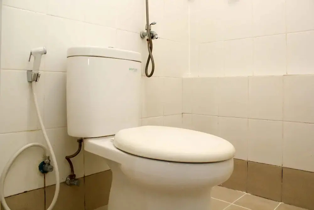 Джакарта: Minimalist and Warm 2BR Bassura City Apartment