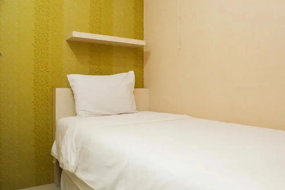 Джакарта: Minimalist and Warm 2BR Bassura City Apartment