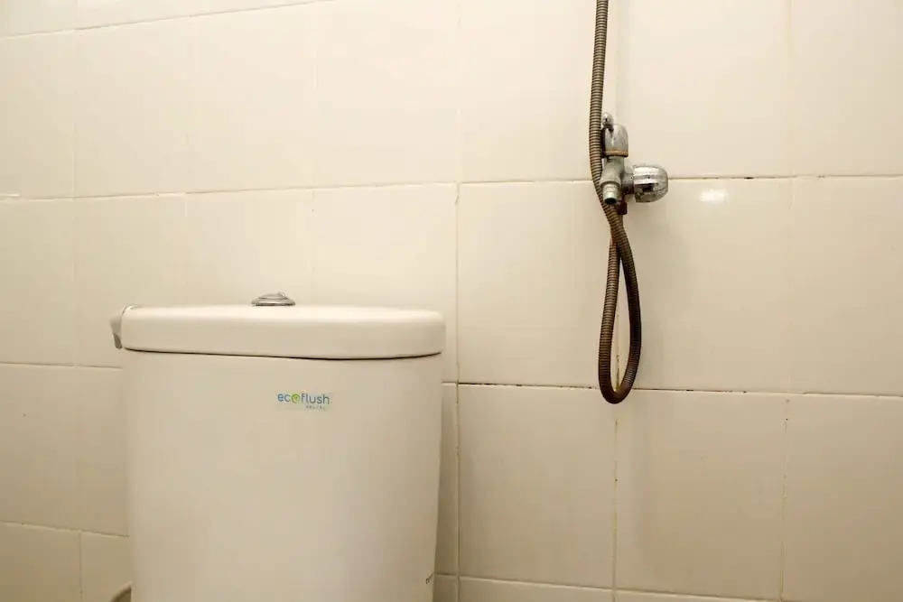 Джакарта: Minimalist and Warm 2BR Bassura City Apartment