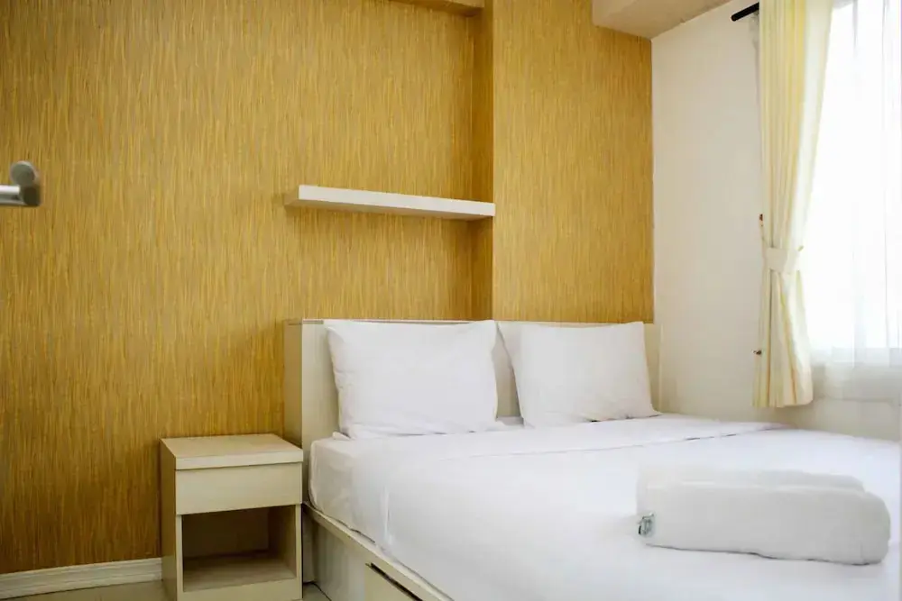Джакарта: Minimalist and Warm 2BR Bassura City Apartment