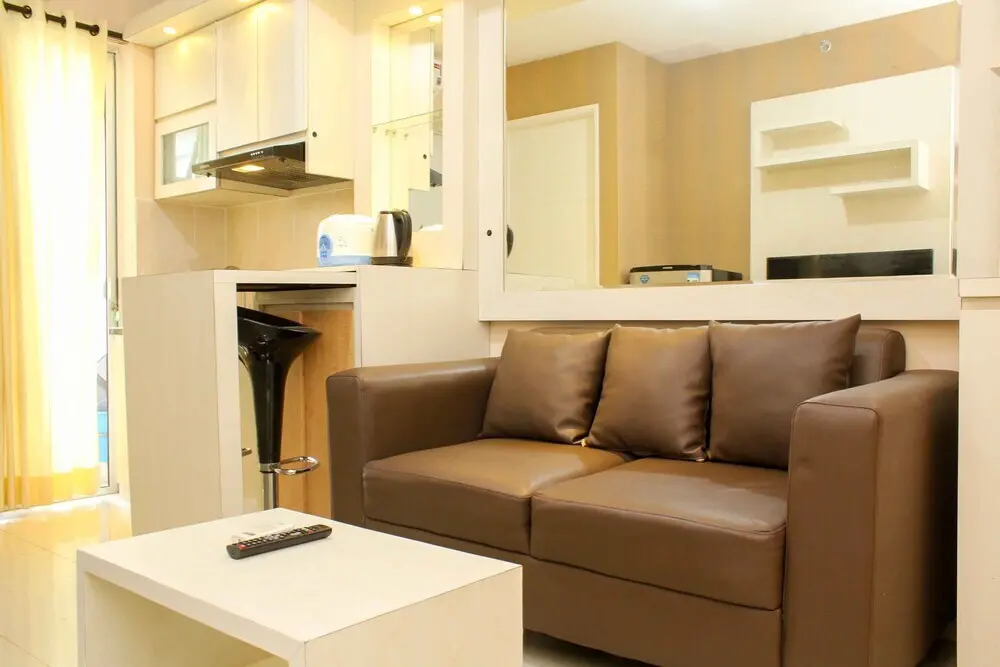 Джакарта: Minimalist and Warm 2BR Bassura City Apartment