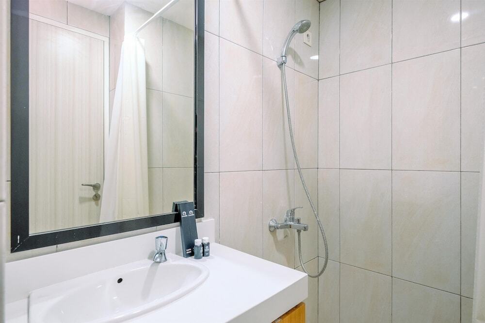 Бекаси: Simply Studio Room at Grand Kamala Lagoon Apartment