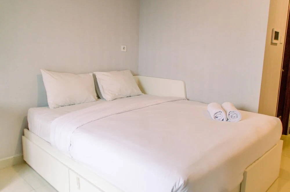 Джакарта: Comfort and Simply Studio at West Vista Apartment